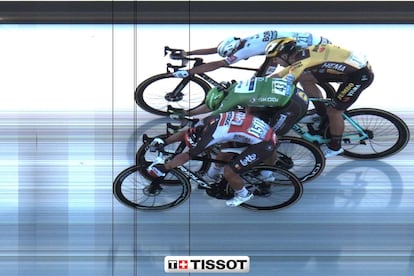 Caleb Ewan (abajo) se impone en un ajustado esprint a Peter Sagan (arriba), Sam Bennett (jersey verde) y Wout Van Aert.