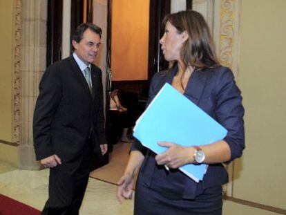 Artur Mas conversa con la portavoz del PP en el Parlamento catalán, Alicia Sánchez-Camacho.