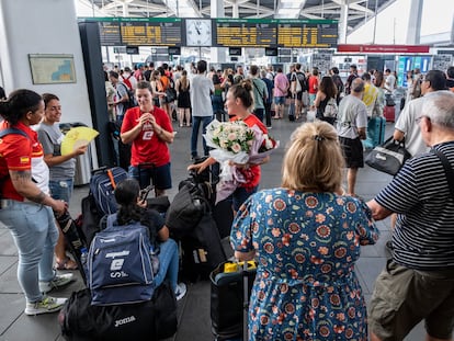 Viajeros afectados el domingo por la avería en un túnel de Adif, en la estación de la alta velocidad de Valencia.