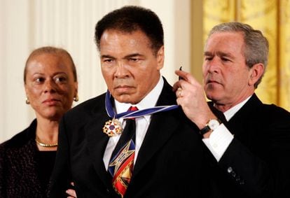 George W. Bush condecora a Muhammad Ali con la Medalla Presidencial de la Libertad, ante la mirada de su esposa, Lonnie, en 2005 en la Casa Blanca.