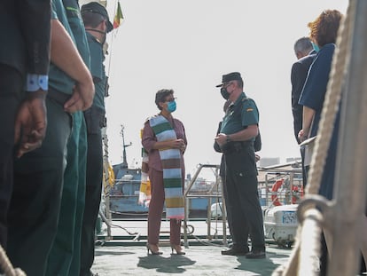 Arancha González Laya visita el Puerto de Dakar para conocer los medios de la Guardia Civil en la lucha contra la emigración clandestina, este domingo 22 de noviembre.