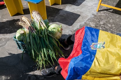 Un hombre descansa con sus alimentos listos para ser preparados y cocinados en uno de los albergues que acoge a manifestantes indígenas que se han movilizado a Quito para unirse al Paro Nacional.