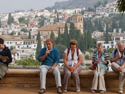 Turistas en la Alhambra con el Albaic&iacute;n al fondo.