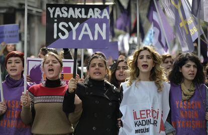 Manifestación por el Día Internacional de la Mujer en Estambul. En la ciudad turca, cientos de mujeres han salido a la calle para reclamar la igualdad de derechos.