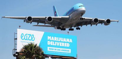 Un avión sobrevuela un anuncio de un servicio de entrega de marihuana en Los Ángeles.