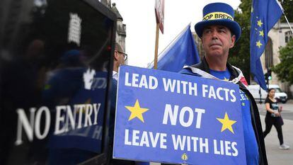 Un ciudadano británico se manifiesta en contra del Brexit. 