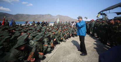 Nicolás Maduro se dirige a un grupo de soldados, este domingo en el Estado de Aragua (Venezuela).