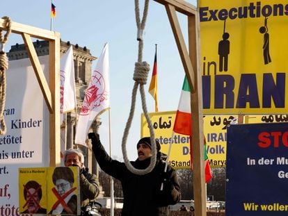 Exiliados iraníes se manifiestan en Berlín exigiendo el fin de las ejecuciones y la inclusión de la Guardia Revolucionaria de las organizaciones terroristas.