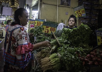 Una mujer compra verduras en un mercado de Ciudad de México.