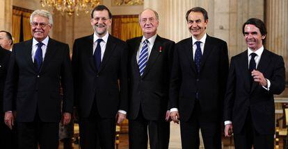 Desde la izquierda, Felipe González, Mariano Rajoy, el rey Juan Carlos, José Luis Rodríguez Zapatero y José María Aznar posan en el Palacio Real de Madrid el 2 de junio de 2014.