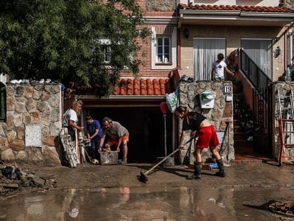 Una familia de Villamanta se afanaba el pasado jueves en retirar el barro de su vivienda tras el paso de la dana.
