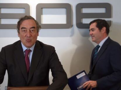 Juan Rosell, presidente de CEOE, en el centro, junto al presidente de Cepyme, Antonio Garamendi.