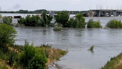 This general view shows a partially flooded area of Kherson on June 6, 2023, following damages sustained at Kakhovka hydroelectric dam. The partial destruction on June 6 of a major Russian-held dam in southern Ukraine unleashed a torrent of water that sent people fleeing flooding on the war's front line. Moscow and Kyiv traded blame for ripping a gaping hole in the Kakhovka dam as expectations built over the start of Ukraine's long-awaited offensive. (Photo by Oleg TUCHYNSKY / AFP)