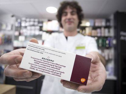 Un farmacéutico de Sevilla muestra la vacuna.