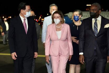 "Nuestra visita es una de las muchas realizadas por delegaciones parlamentarias a Taiwán y se enmarca en la política de Estados Unidos y la Ley de Relaciones de Taiwán de 1979 y los comunicados conjuntos", dijo Pelosi.