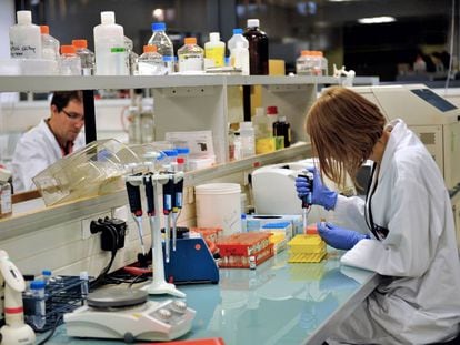 Investigadores trabajan en el desarrollo de un fármaco de la compañía francesa Genfit. 
