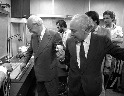 El alcalde de Madrid, Enrique Tierno Galván, pulsa el botón que da paso a la sintonía en la inauguración de Radio EL PAÍS, de la mano de Jesús de Polanco (1983).