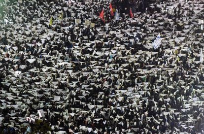 Miles de pañuelos blancos en la Plaza de Mayo contra el fallo que beneficia a represores argentinos.