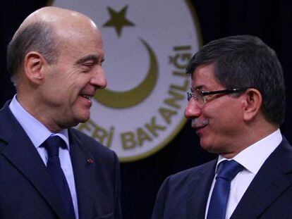 Alain Jupp&eacute;, ministro de Exteriores franc&eacute;s, y su hom&oacute;logo turco Ahmet Davutoglu, en Ankara.