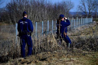 Dos policías patrullan la valla fronteriza entre Hungría y Croacia el 23 de febrero.