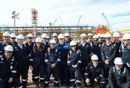 El presidente de Argentina, Mauricio Macri, posa junto con los trabajadores de Tecpetrol en Vaca Muerta en agosto pasado.