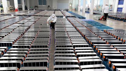 Trabajadores de la factoría china de baterías para coches eléctricos de Xinwangda, en Nanjing.