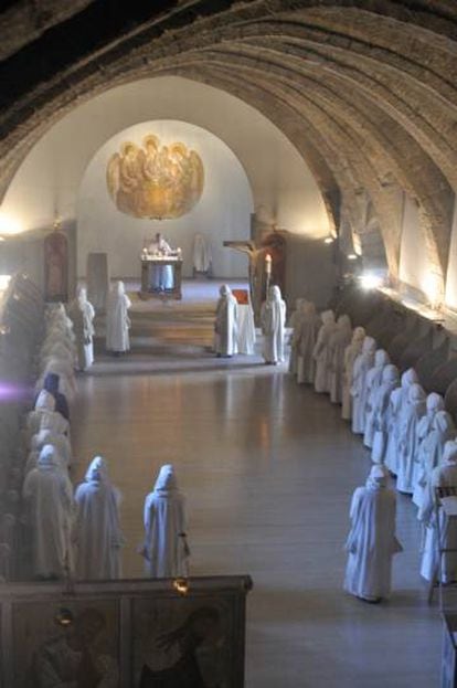 Las monjas de la orden de Belén en el antiguo refectorio que utilizan como capilla.