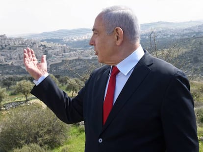 El primer ministro israelí, Benjamín Netanyahu, en un acto de campaña ante un asentamiento.