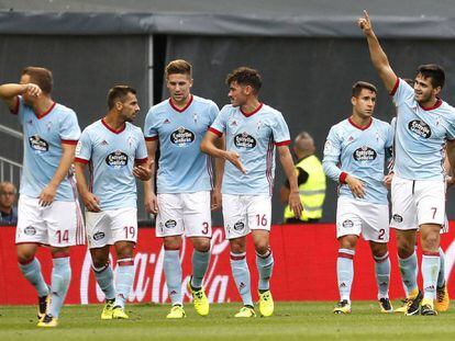 Los jugadores del Celta celebran el gol de Maxi G&oacute;mez. 