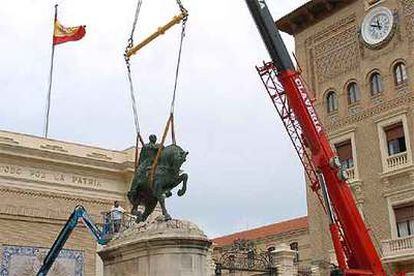 Momento en el que una grúa inicia la retirada de la estatua de Franco en la Academia Militar de Zaragoza.