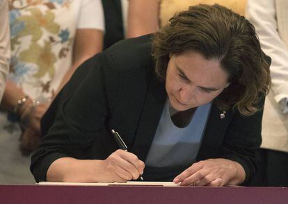 La alcaldesa de Barcelona, firmando en el libro de condolencias del Ayuntamiento.