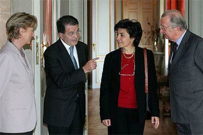 Romano Prodi y su esposa (en el centro) se despiden de los reyes de Bélgica ayer en Bruselas.