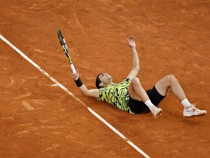 Carlos Alcaraz celebra su victoria en la Final ATP individuales en el estadio Manolo Santana del Mutua Madrid Open, este domingo.