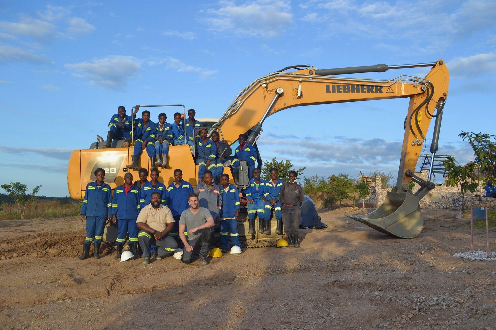 El equipo de Zimbaqua, compuesto únicamente por mujeres, posa en una mina a cielo abierto de aguamarinas en el norte de Zimbabue, al sur del continente Africano, el pasado mayo de 2021.