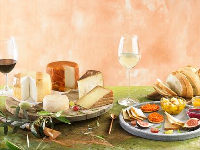 El queso es uno de los productos estrella de las islas. Se investiga en diferentes variedades a partir de los tradicionales palmero, majorero o Flor de Guía, imprescindibles.