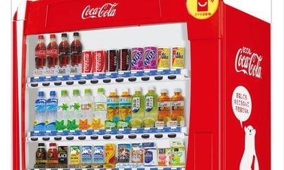 Gama de productos que Coca-Cola comercializa en Jap&oacute;n, en una imagen corporativa.