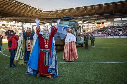 Los niños logroñeses han recibido a los Reyes Magos, que han aterrizado en helicóptero en el campo de fútbol de Las Gaunas.