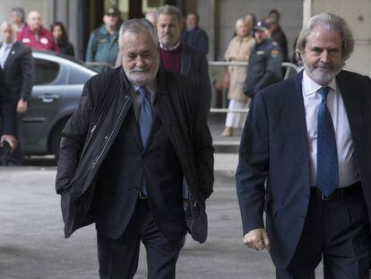 El expresidente andaluz José Antonio Griñán (izq.), con su abogado este martes. 