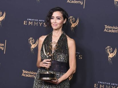 Carmen Cuba, responsable del casting de 'Stranger Things', posa con su Emmy, el domingo.