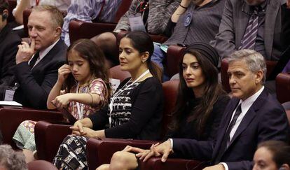 George y Amal Clooney, seguidos de Salma Hayek, su hija y el marido de la actriz, Francois-Henri Pinault, en el encuentro con el Papa.