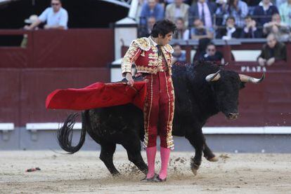 Miguel Ángel Perera, en la faena con la muleta al primero de su lote en Las Ventas.