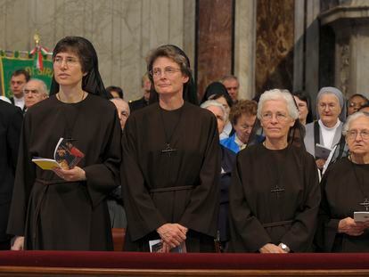 La monja Raffaella Petrini (a la izquierda), en una misa en la basílica de San Pedro en una imagen sin fecha especificada.