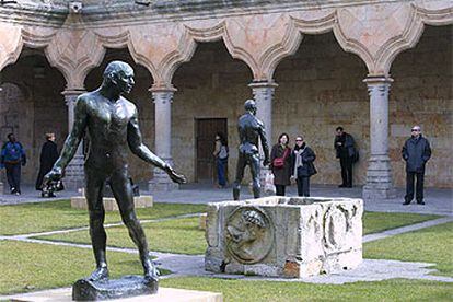 Esculturas de Rodin en el patio de Escuelas Menores, de Salamanca.