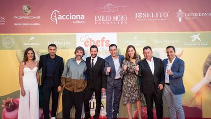 De izquierda a derecha: Candela Bianchi, Fernando Villasclaras (El Lago), Diego Guerrero (DSTAgE), Iván Cerdeño (Iván Cerdeño - El Cigarral del Ángel), Paolo Casagrande (Lasarte), Montse Abellá, Martín Berasategui y Óscar Velasco, en la gala solidaria ChefsForChildren, celebrada el lunes en Marbella.