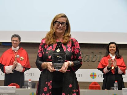 Almudena Castro-Girona, presidenta de la Fundación Aequitas, y Sebastián del Rey, director de Relaciones Institucionales del Colegio de Registradores de España, recogiendo los premios otorgados por la Universidad CEU San Pablo.