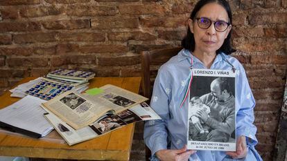 Claudia Olga Romana Allegrini muestra el 23 de marzo en Buenos Aires una fotografía de su esposo, Lorenzo Viñas, desparecido en 1980 el marco del Plan Cóndor.