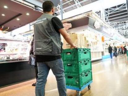 Empleado de Ulabox recogiendo pedidos en un mercado de Barcelona.