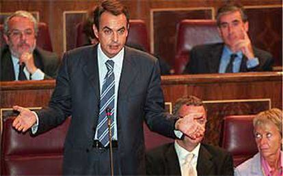 El líder del PSOE, José Luis Rodríguez Zapatero, en la sesión de ayer en el Congreso.