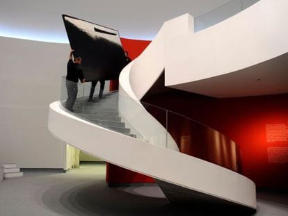 Operarios retiran una obra de Hugo Fontela de una de las &uacute;ltimas exposici&oacute;n con el actual equipo de gesti&oacute;n del Centro Niemeyer.
