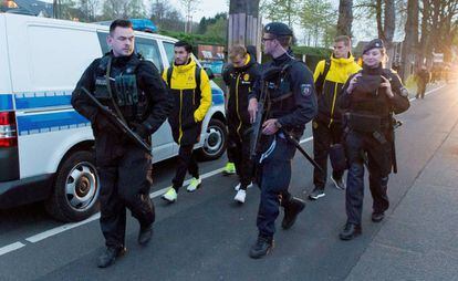 Los jugadores del Dortmunf, tras las explosiones.
